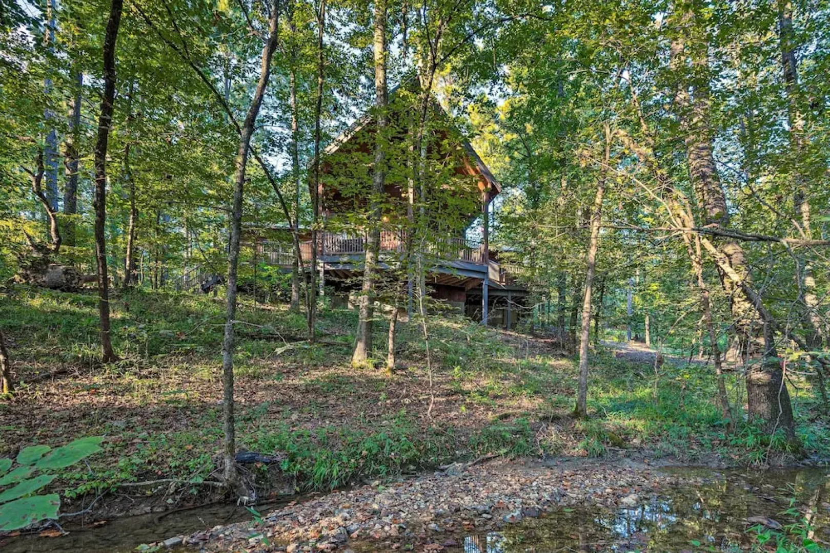 Creekside Broken Bow Cabin w/ Hot Tub & Fire Pit!