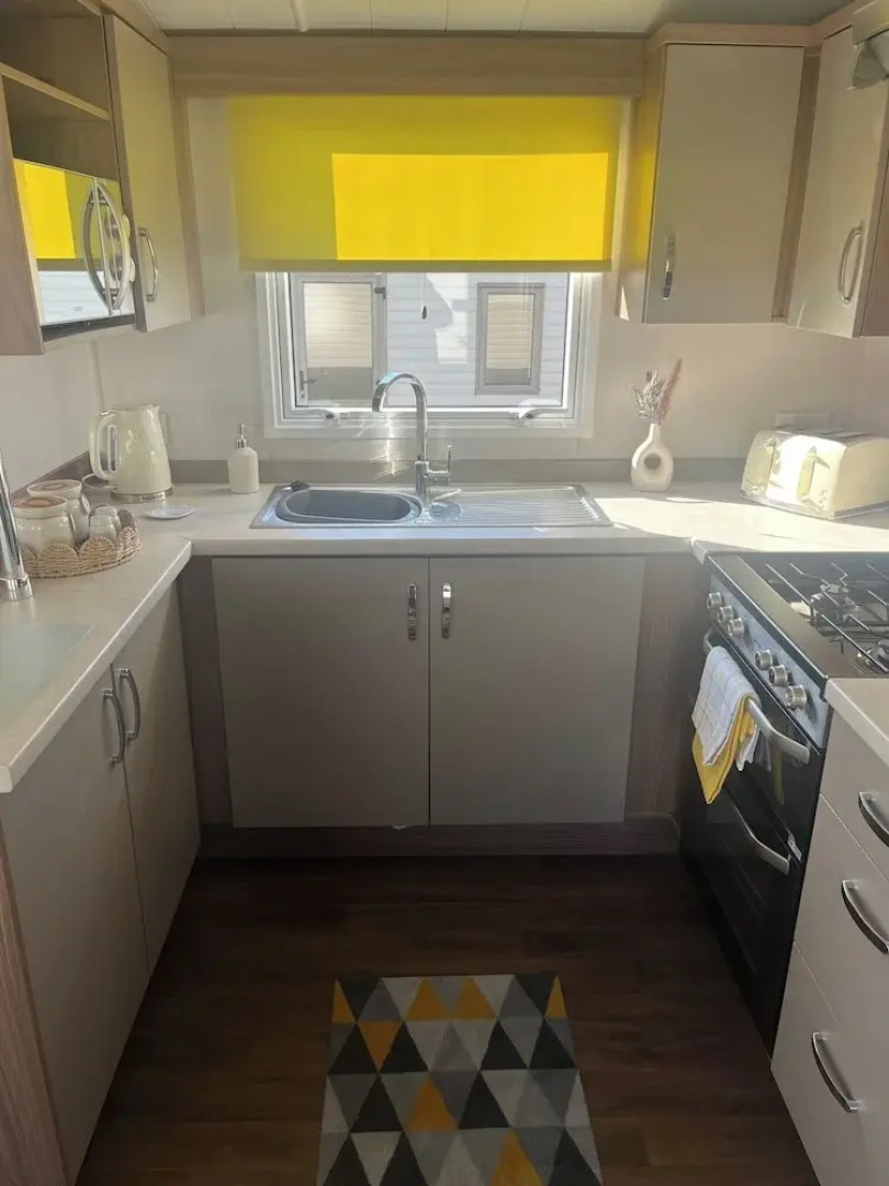 2-bed Cabin, Sleeps 4 in Cayton Bay