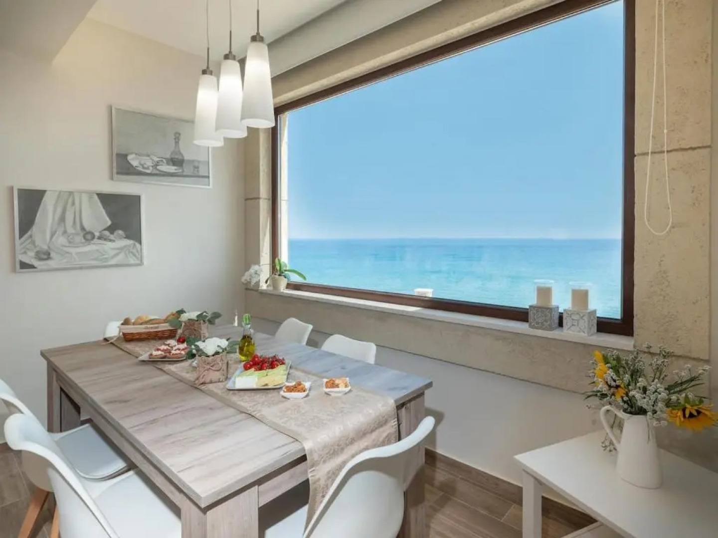 Private luxury 3bdrm Villa - Walk to beach