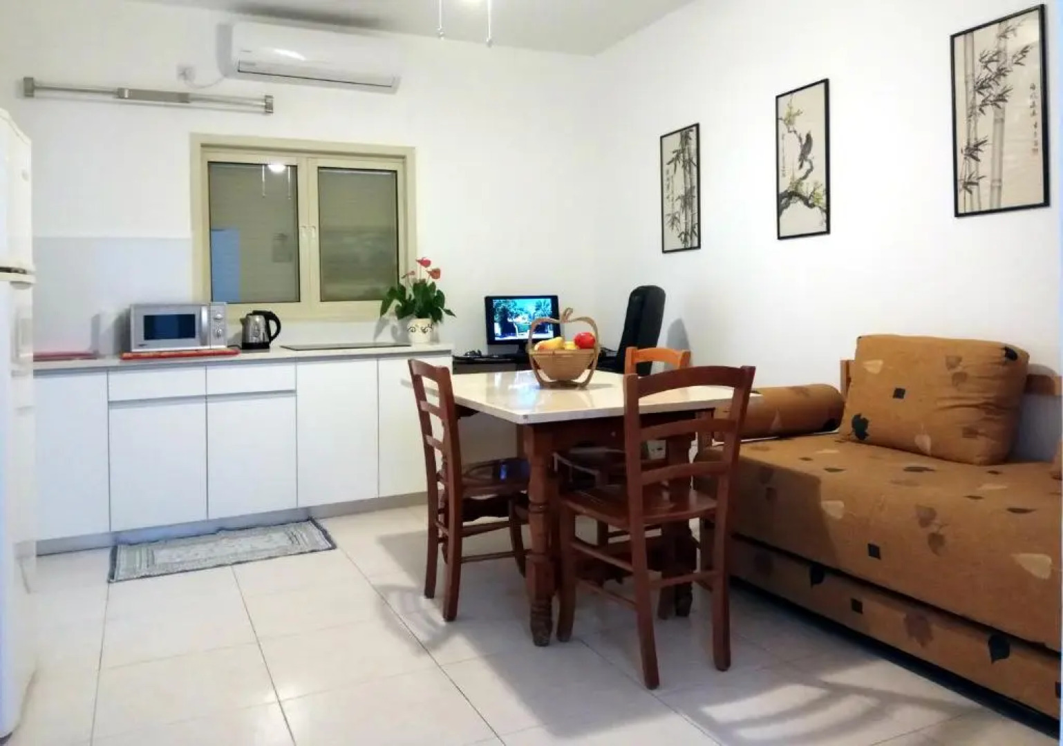 'The Rose' Business Travelers