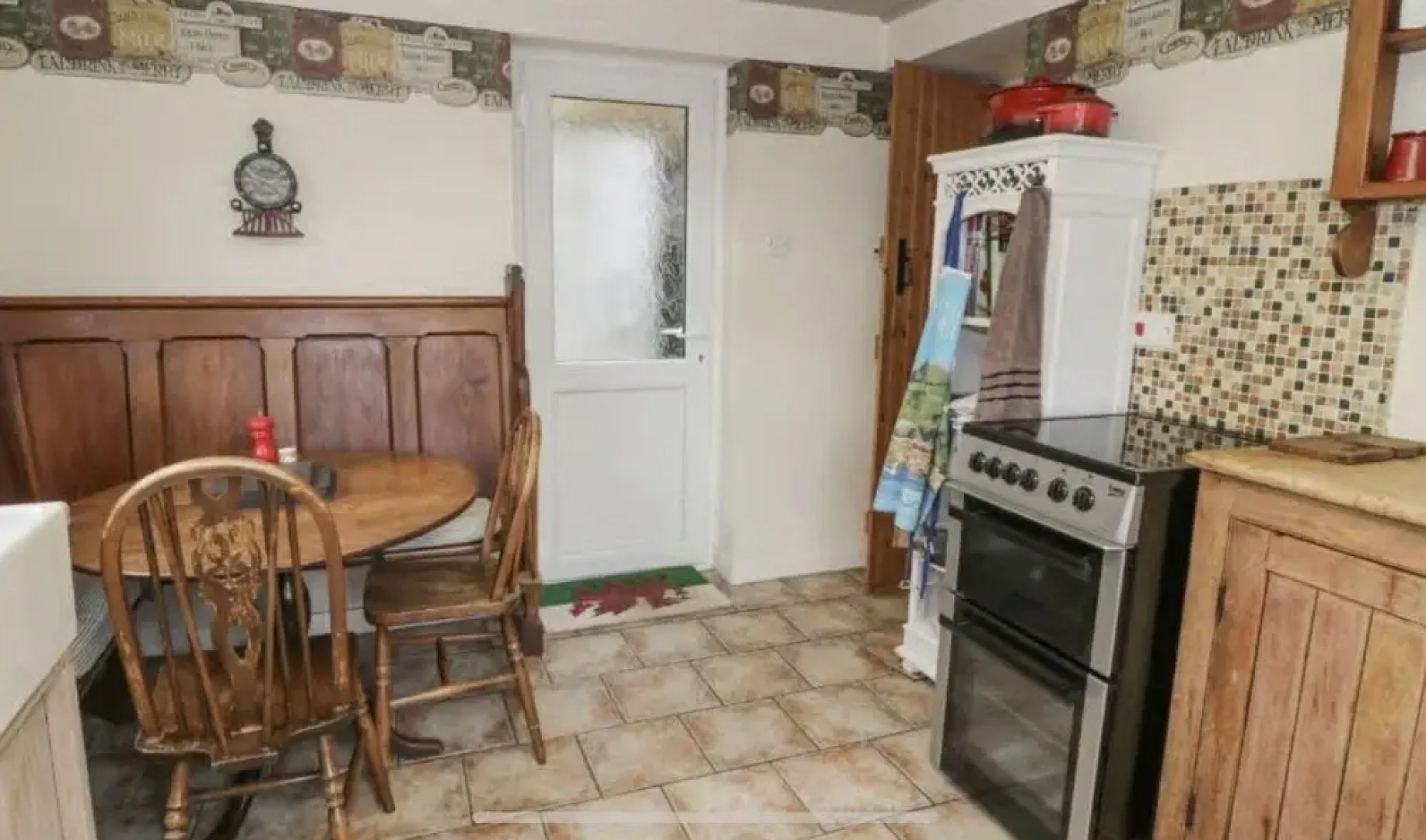 2 Bed Cottage Sleeps 4 - Pets Ok - Private Garden