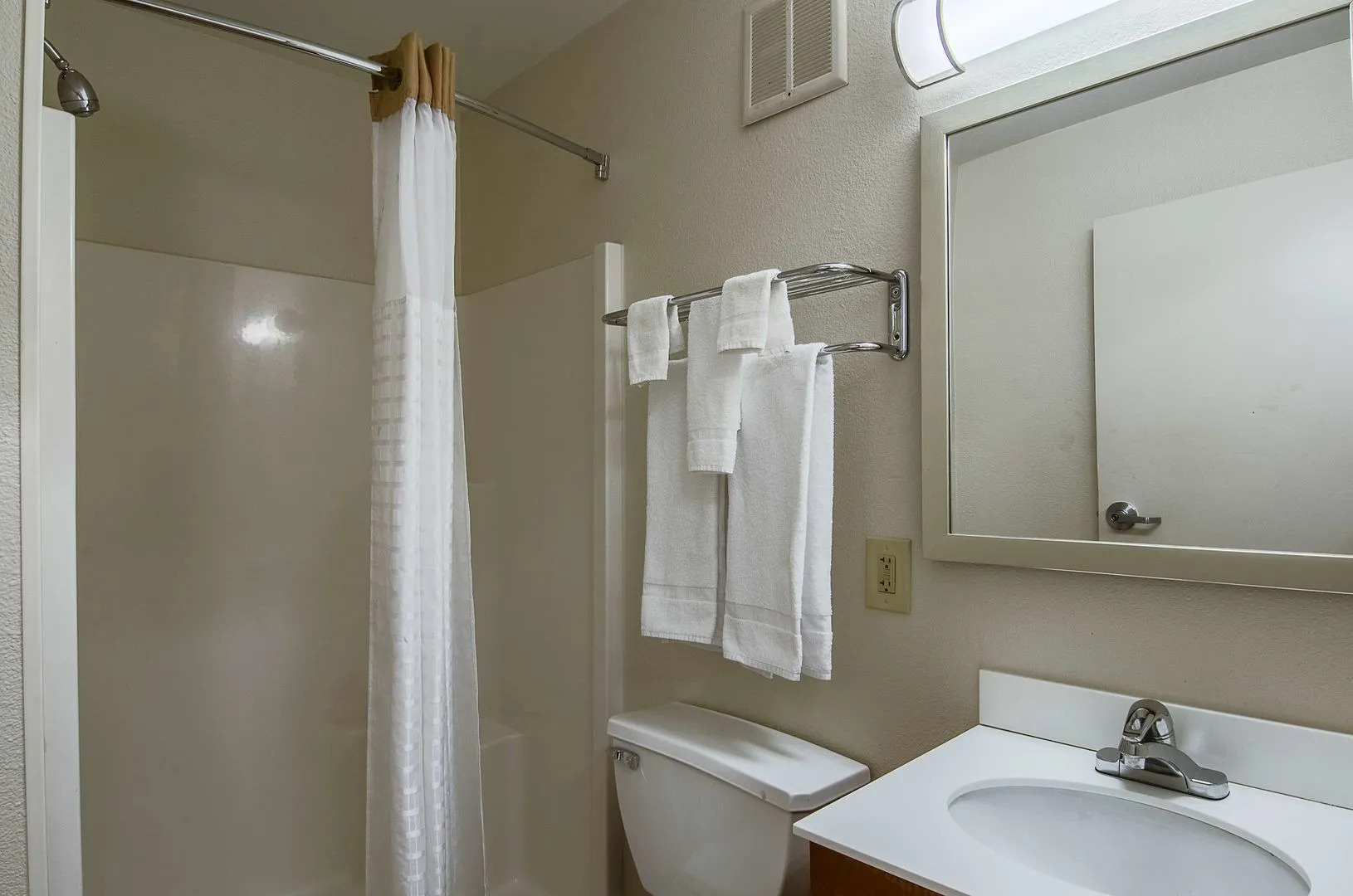 HomeTowne Studios By Red Roof Denver - Airport/ Aurora