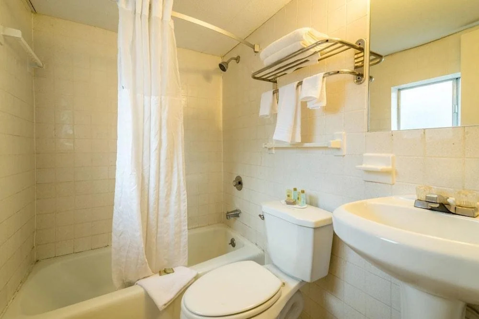 Red Carpet Inn & Suites - Albany Airport
