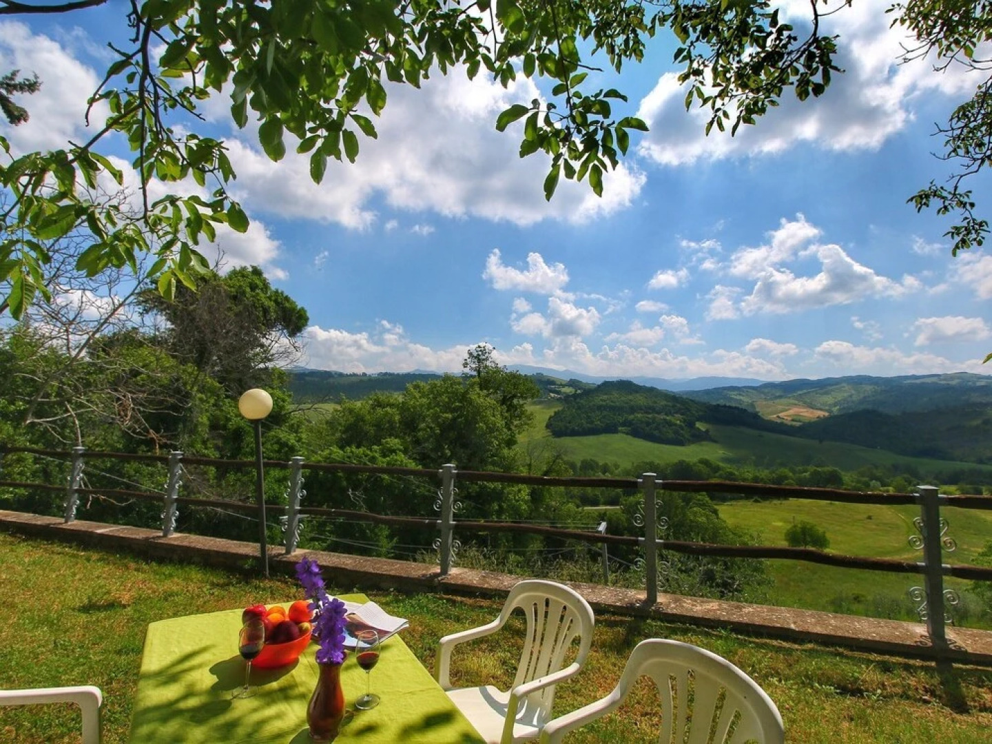 Rustic Apartment in Caprese Michelangelo near Lake