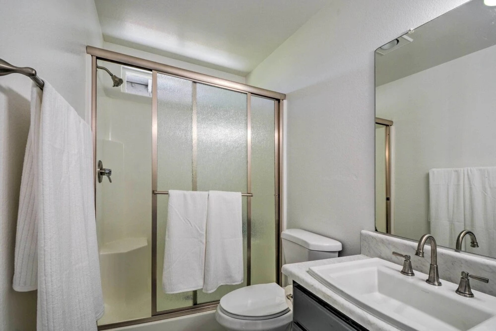 Close to Parks & Brews: Sunny Grants Pass Apt!