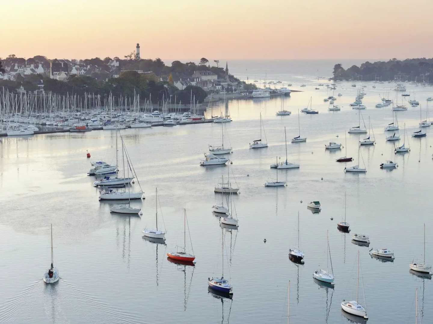 Welcoming Villa in Fouesnant With Swimming Pool