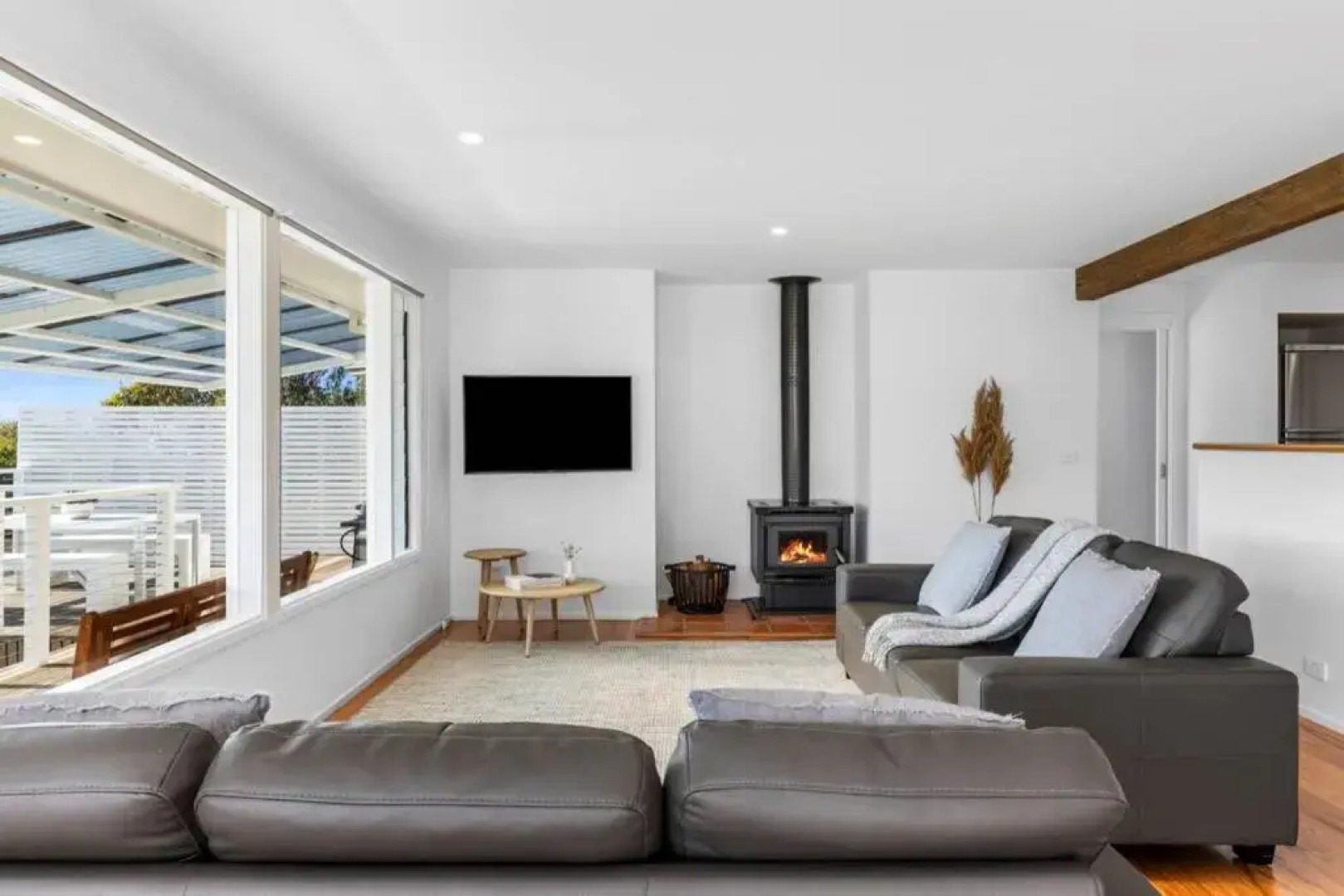 SALTWATER HOUSE - Opposite the beach and views over the lake!