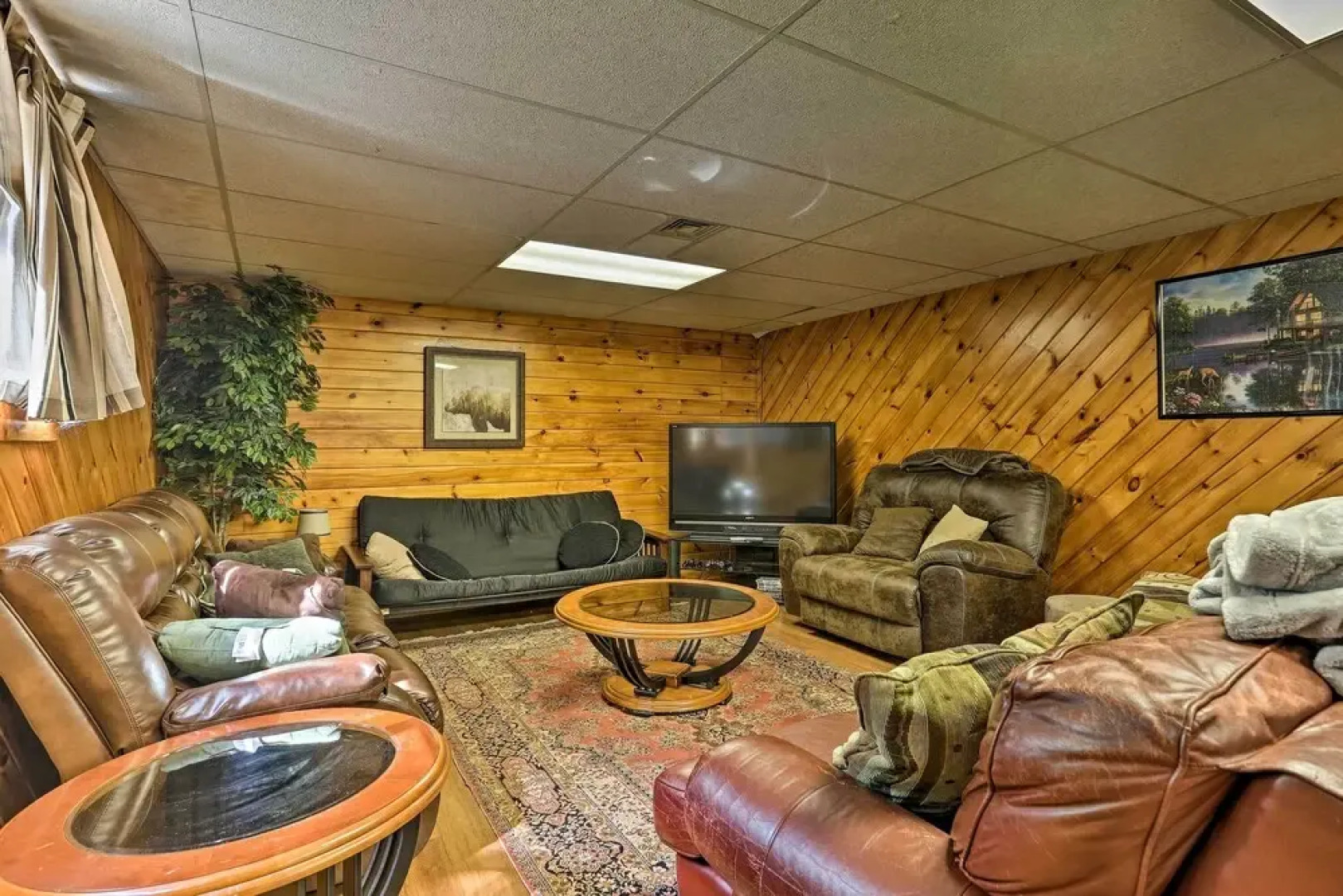 Spacious Cabin, 1 Block to Locust Lake Beach!