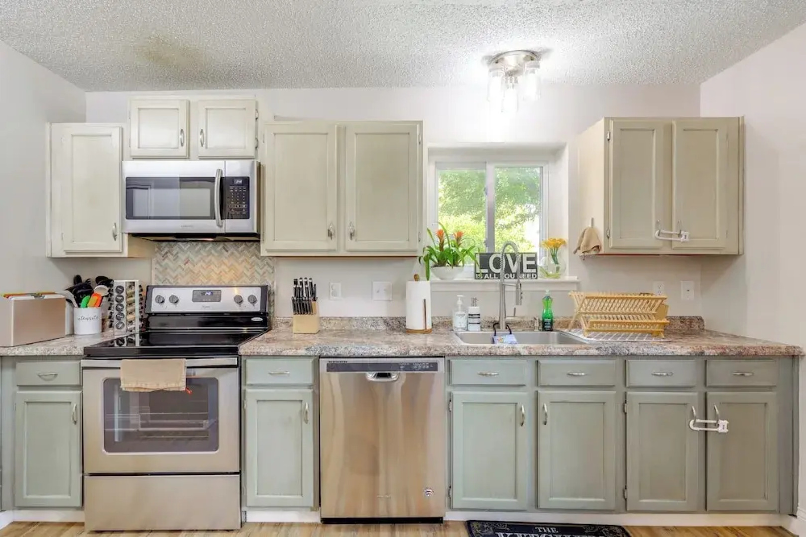 Hot Tub & Game Room: Spacious Live Oak Home!