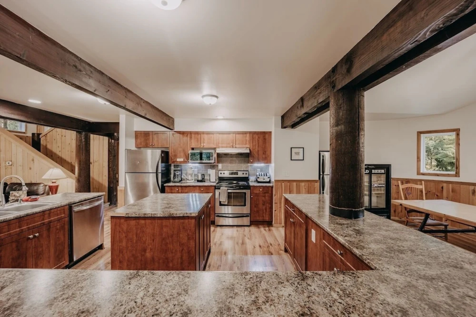 03mbh -12-bdrm - 3.5-bath - Wifi - Pets Ok - Sleeps 26 12 Bedroom Home by RedAwning