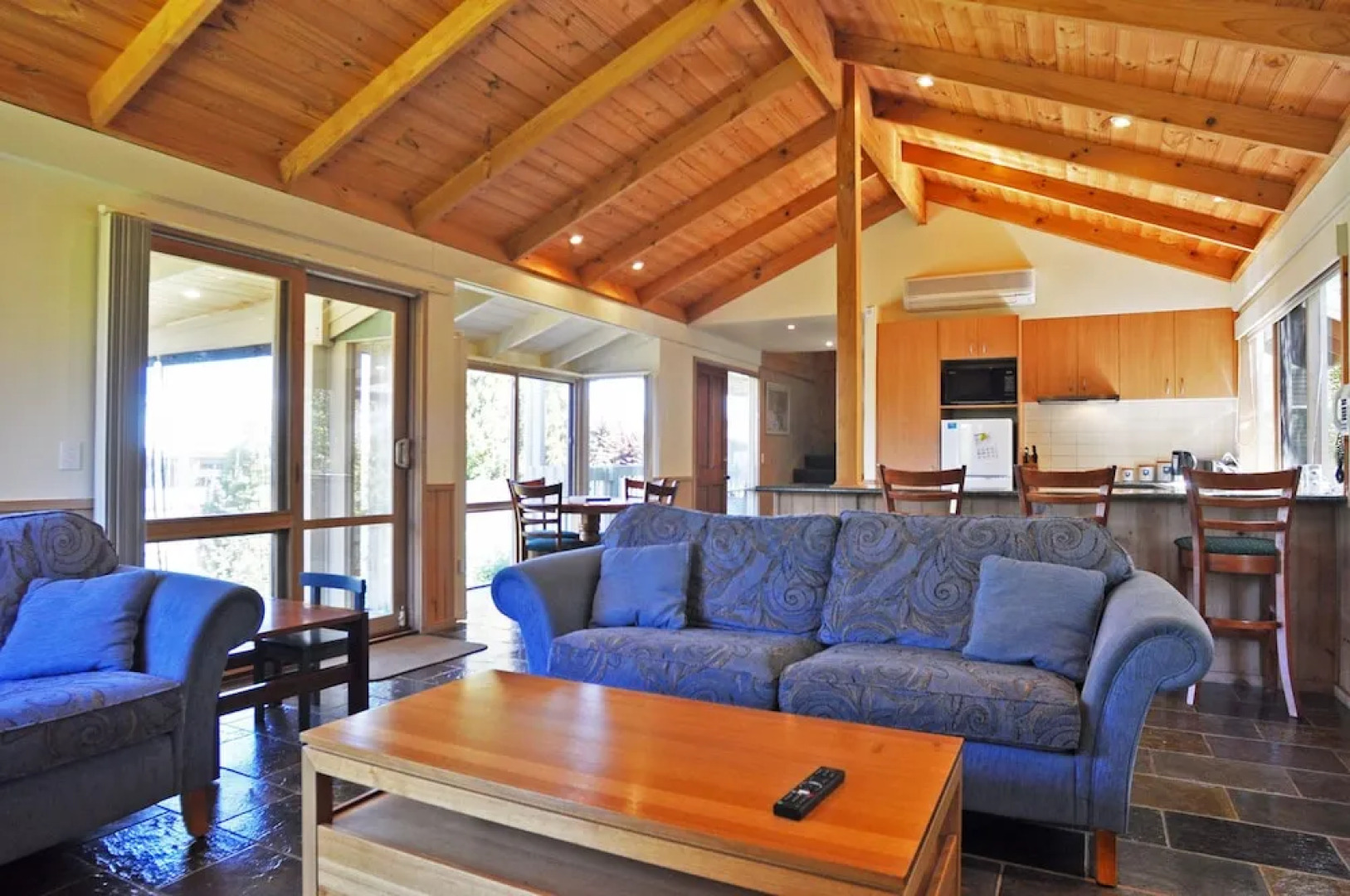 Archies Beachside Abode - Pet Friendly (Outside Only)