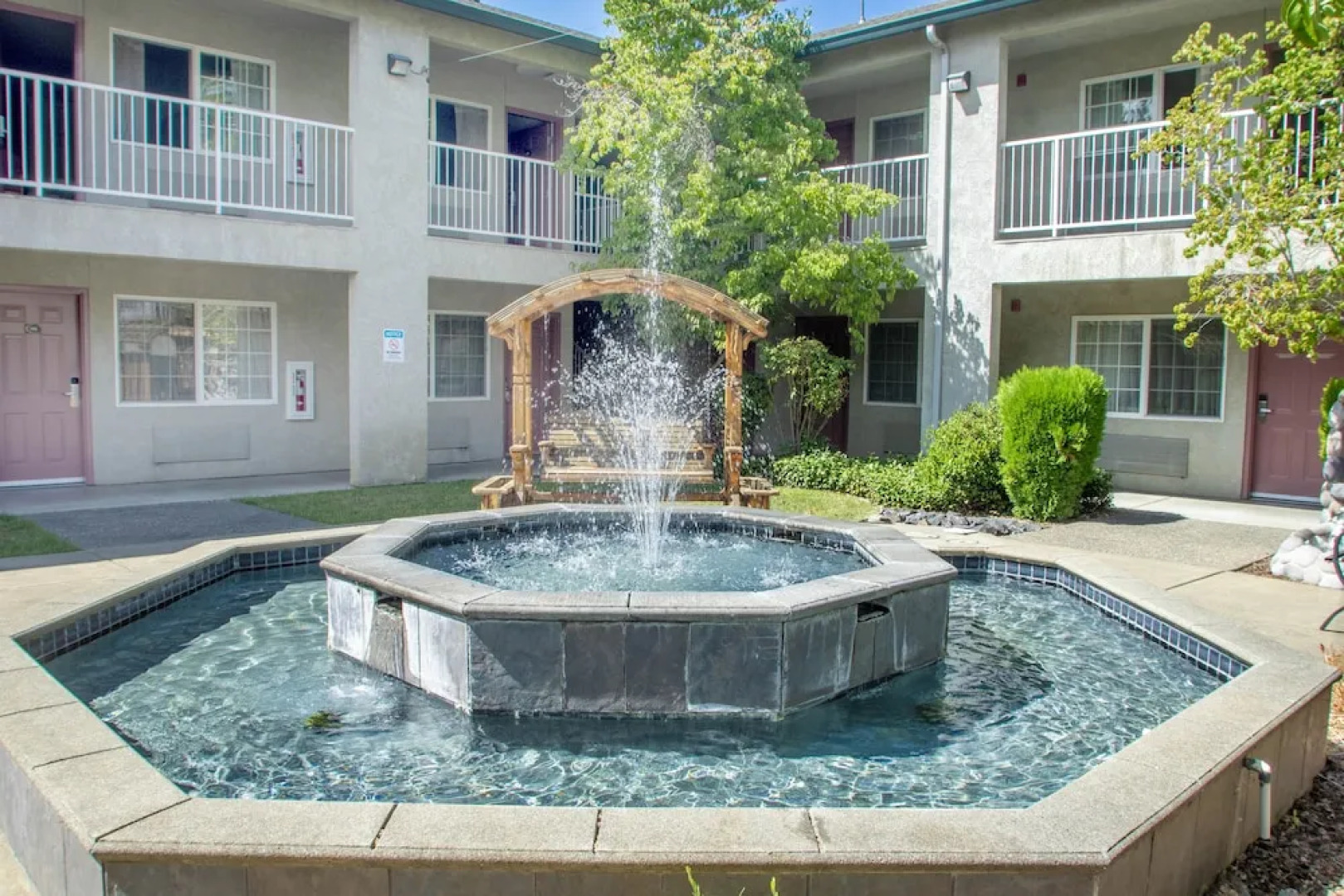 Creekside Inn & Suites