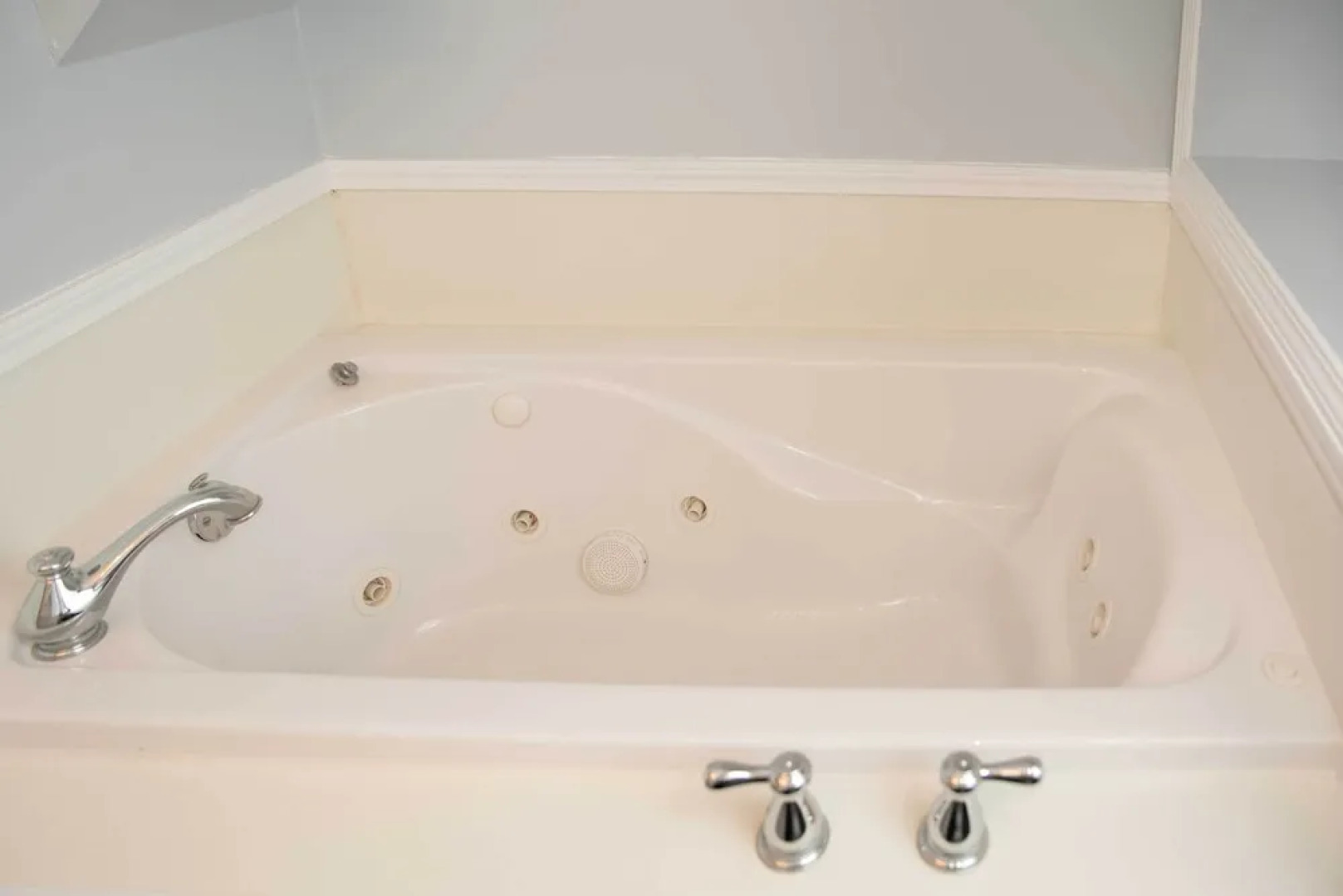 Lakefront Cottage w/ Private Hot Tub!