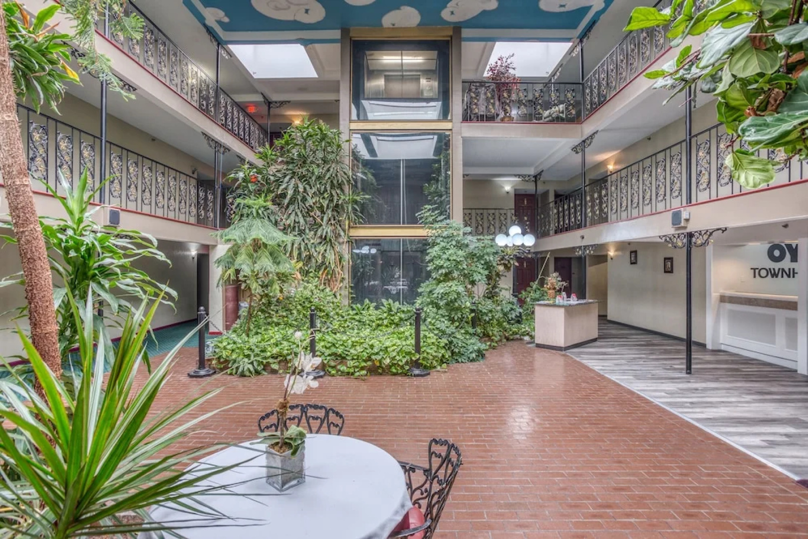 OYO Townhouse Tulsa Woodland Hills