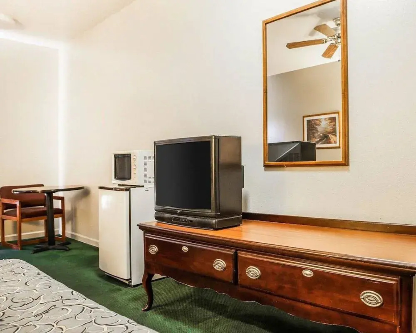 Econo Lodge Inn & Suites Granite City