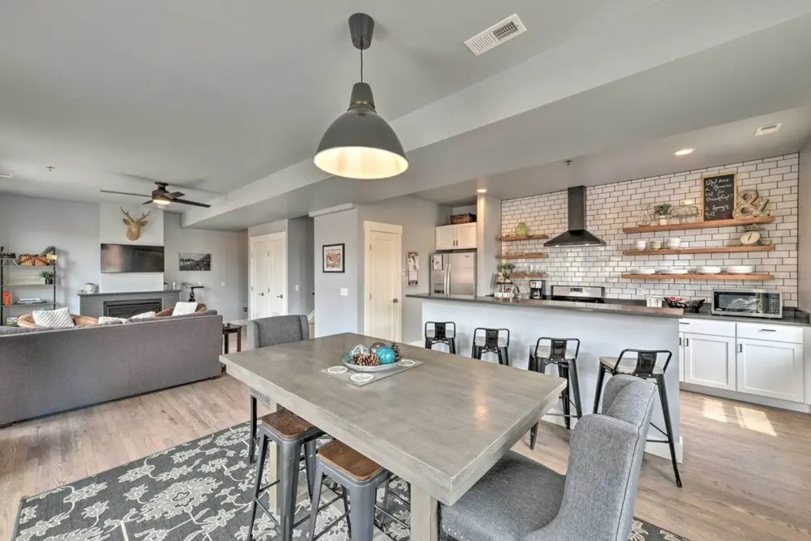 0660: Dtwn Salida Condo w/ Balcony