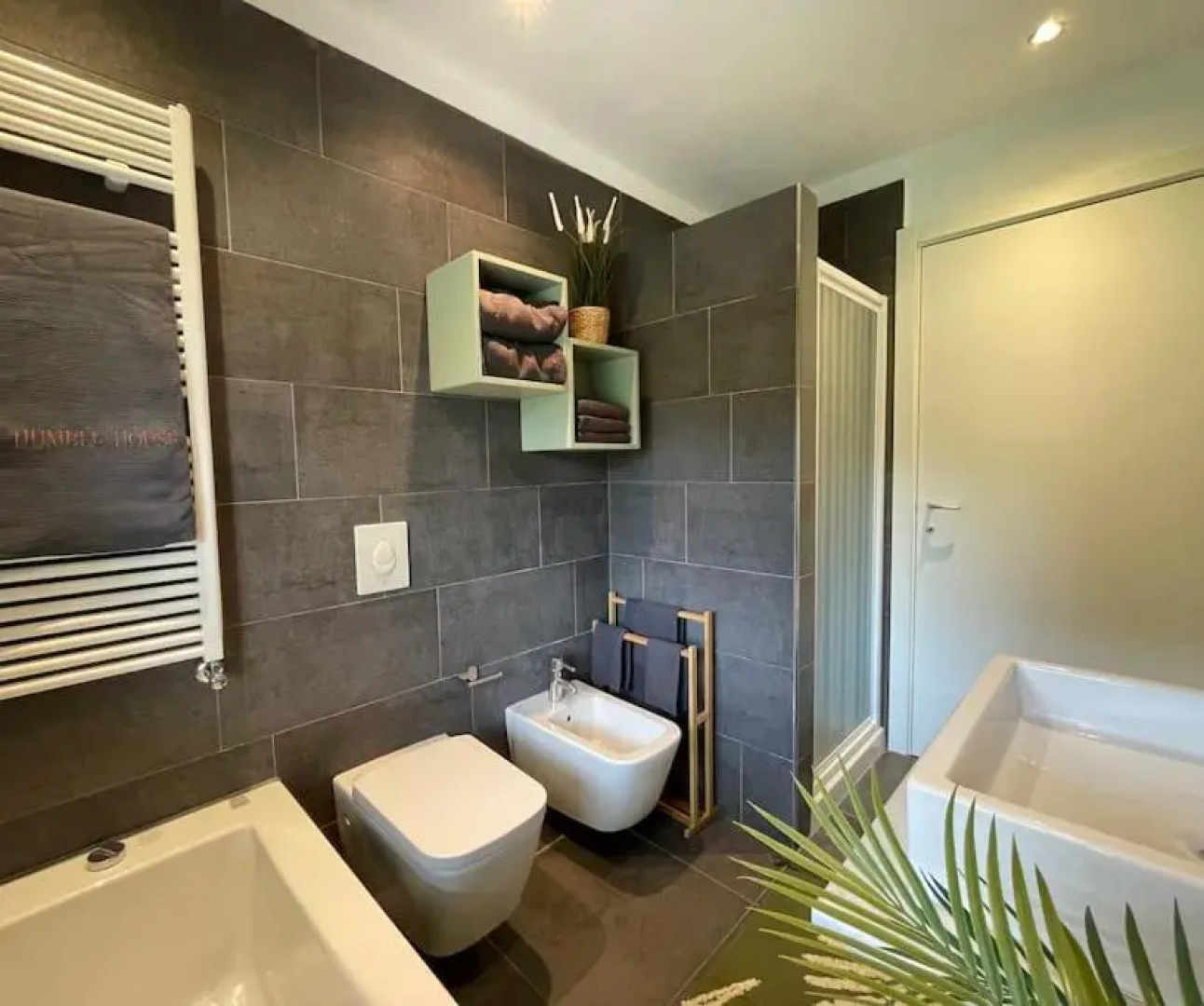 MY HUMBLE HOUSE: appartamento con vista lago e giardino uso esclusivo