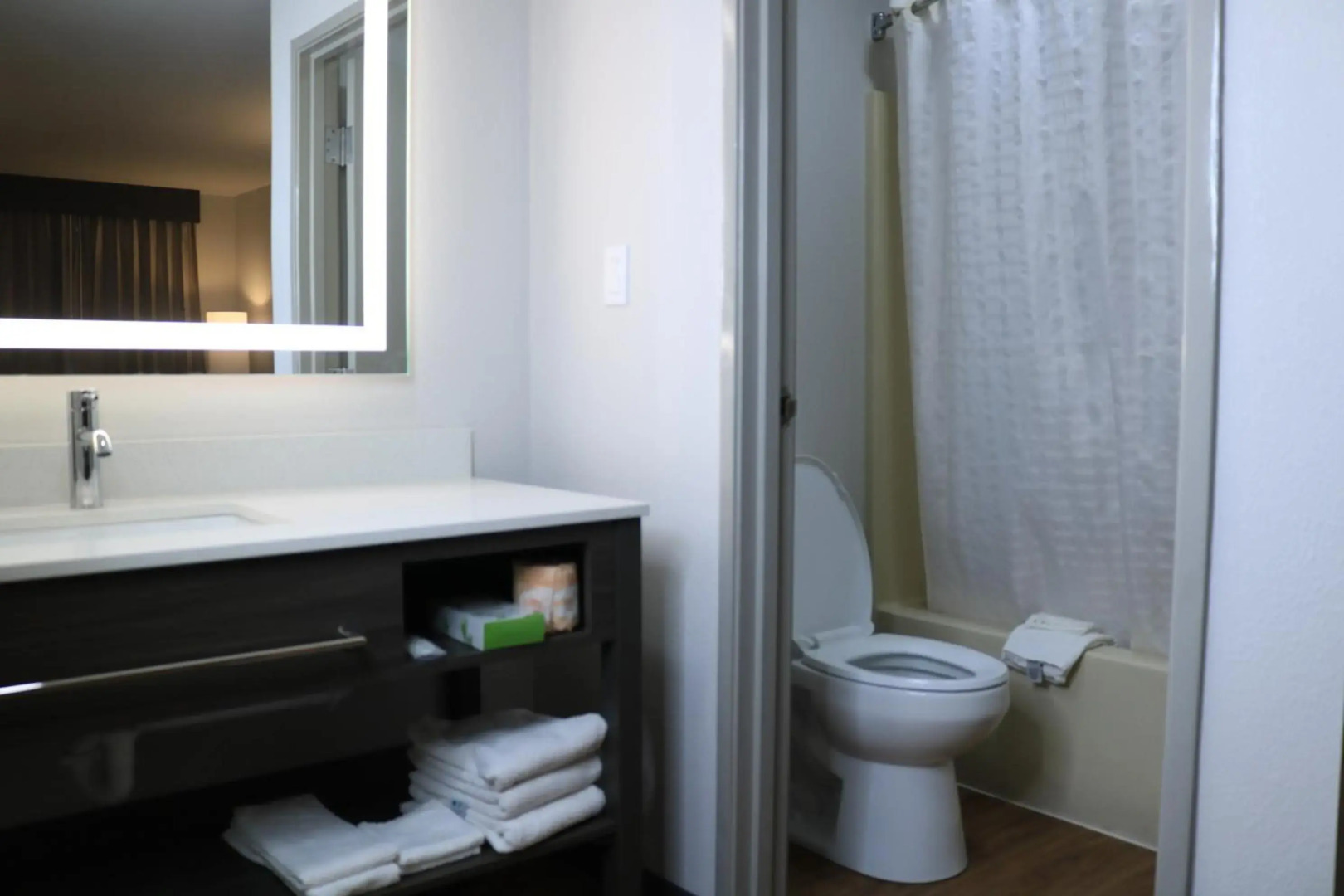 Econo Lodge Inn & Suites Southeast