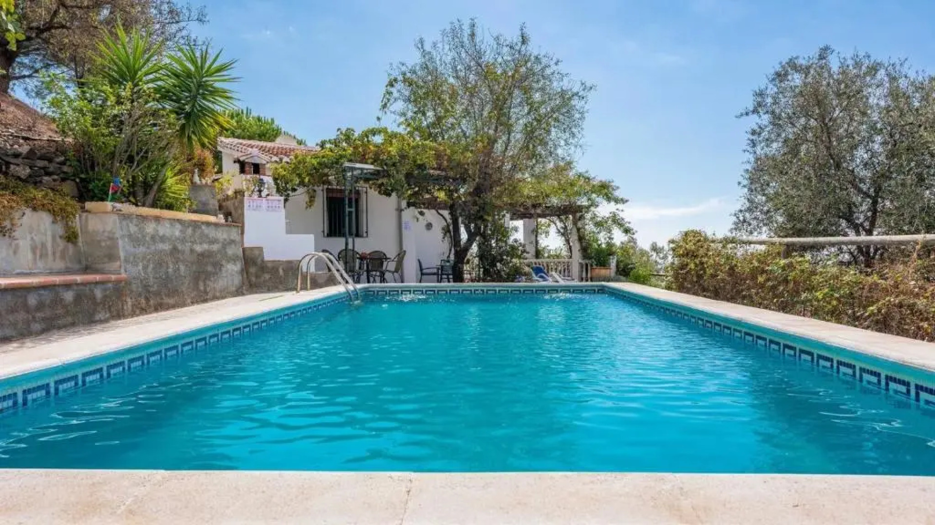 Casa Lola Sayalonga by Ruralidays