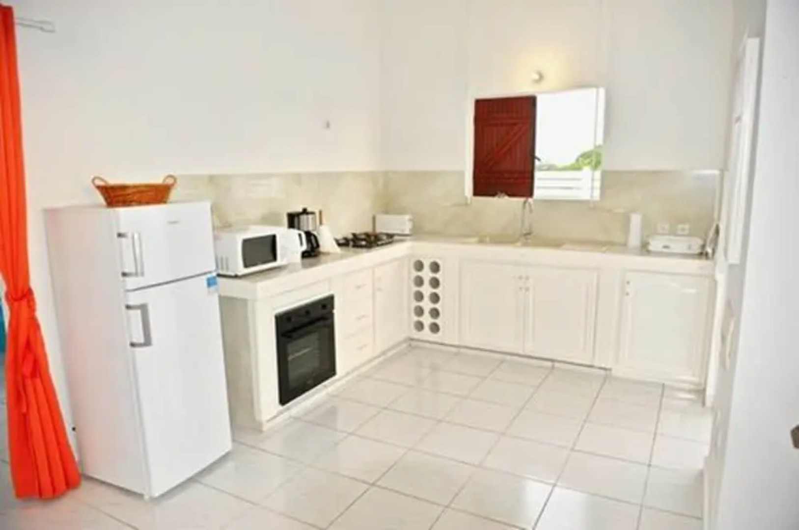 Villa Hibiscus cloturée-parking-plages