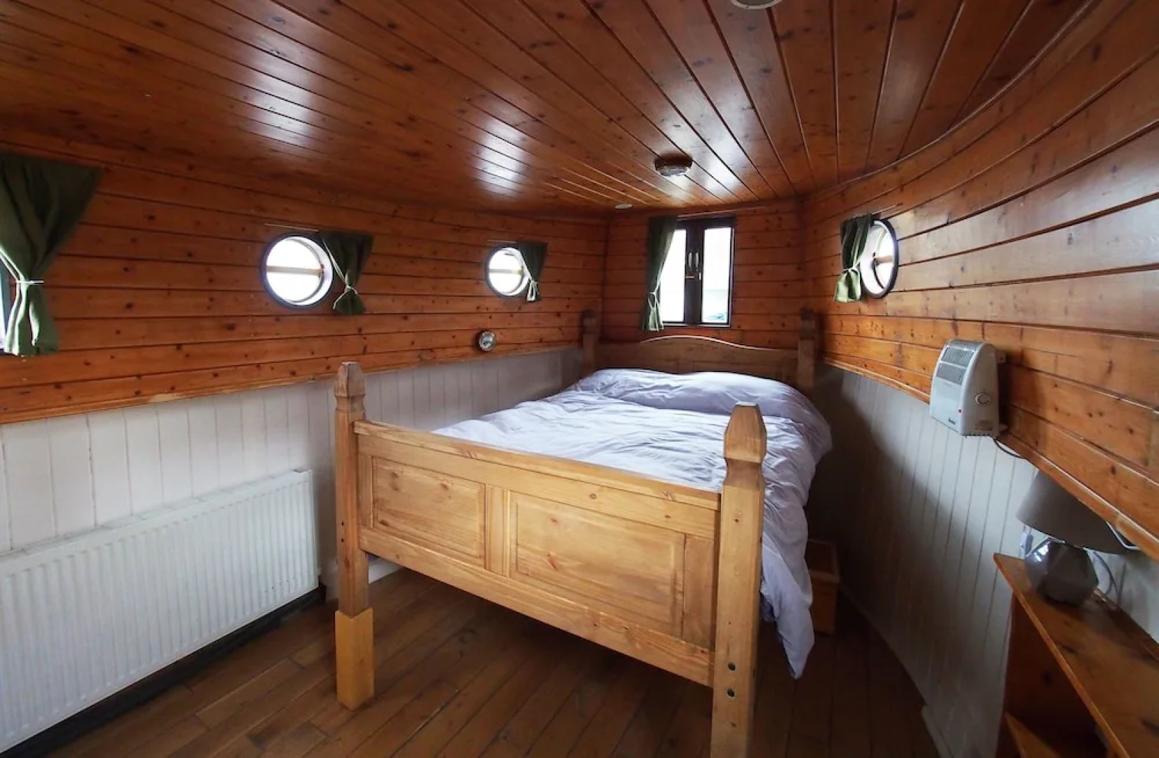 Roisin Dubh Houseboat