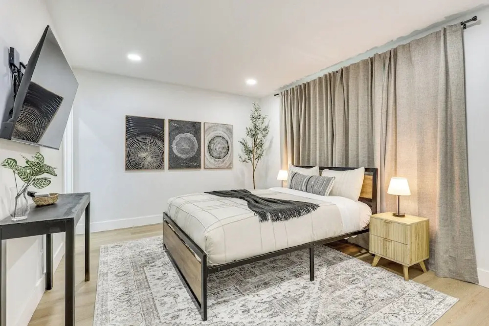 Walk to City Center: Modern Coral Springs Getaway