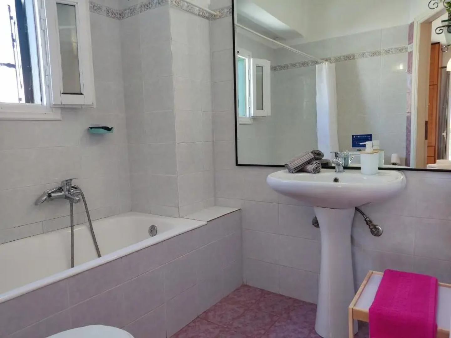 ANASSA HOME A Spacious Cretan House Next To The Sea, Family and Couple Friendly with Terrace in Makry Gialos & Ierapetra