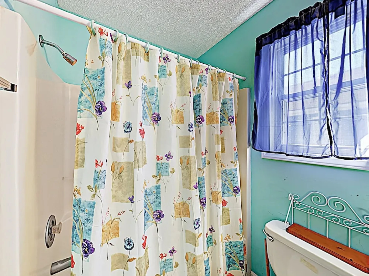 Fish N Hooks W/ Ocean-view Porch, Steps To Beach 5 Bedroom Home