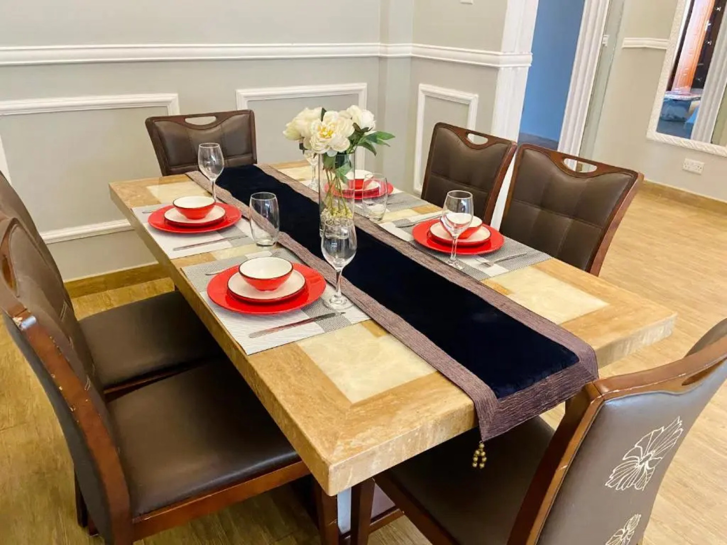 ROJO’s FULLY-FURNISHED 3-BEDROOM CONDO