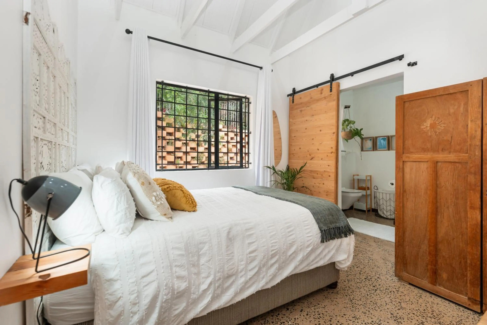 Dolphin Coast Doll House - quaint cottage close to the beach!