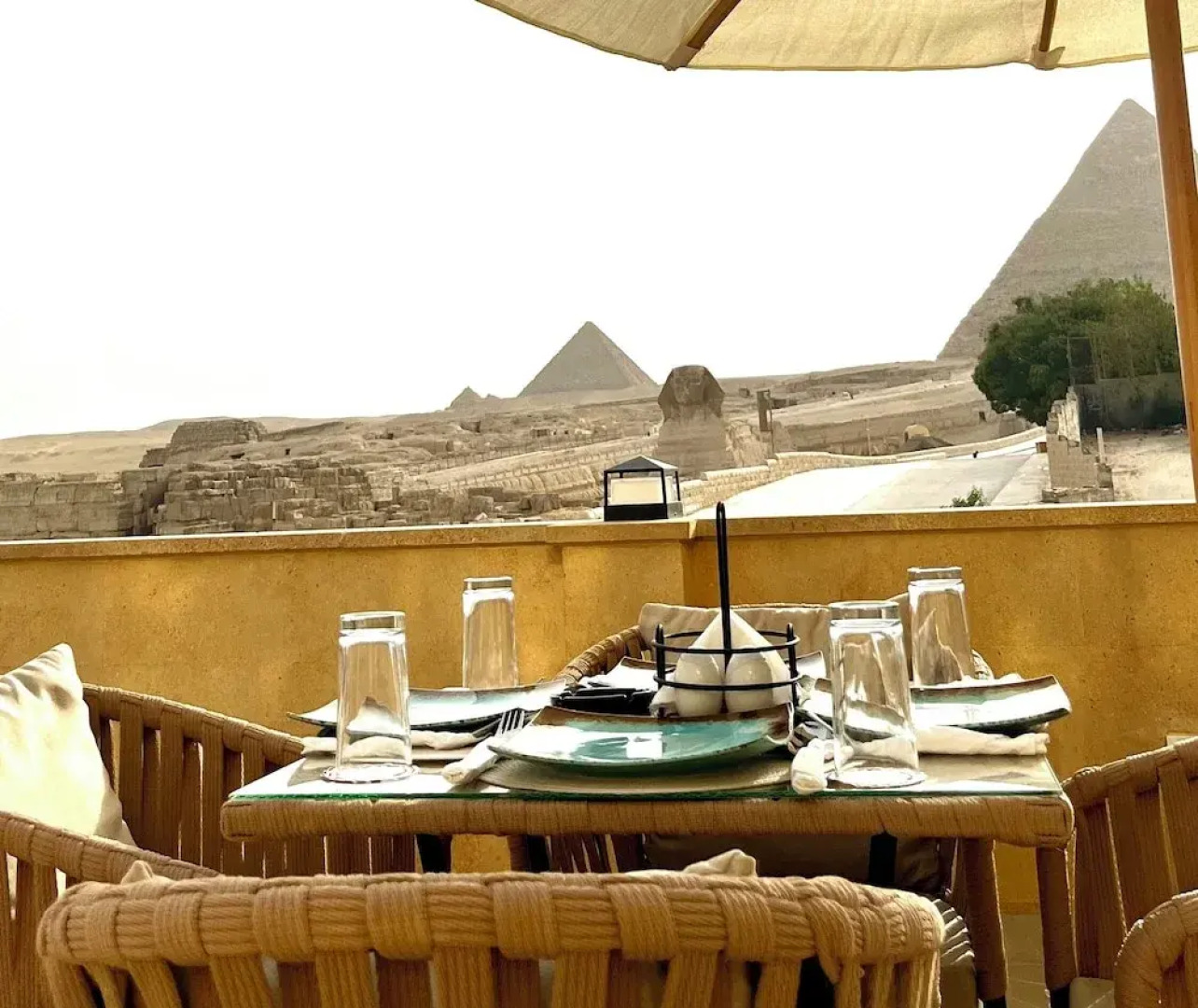 The Gate Hotel Front Pyramids & Sphinx View