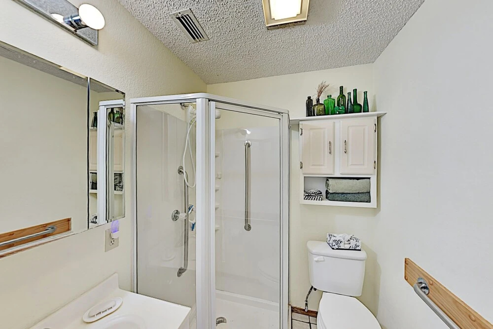 Bayside Getaway: Pools, Tennis, Golf, Private Dock 1 Bedroom Home