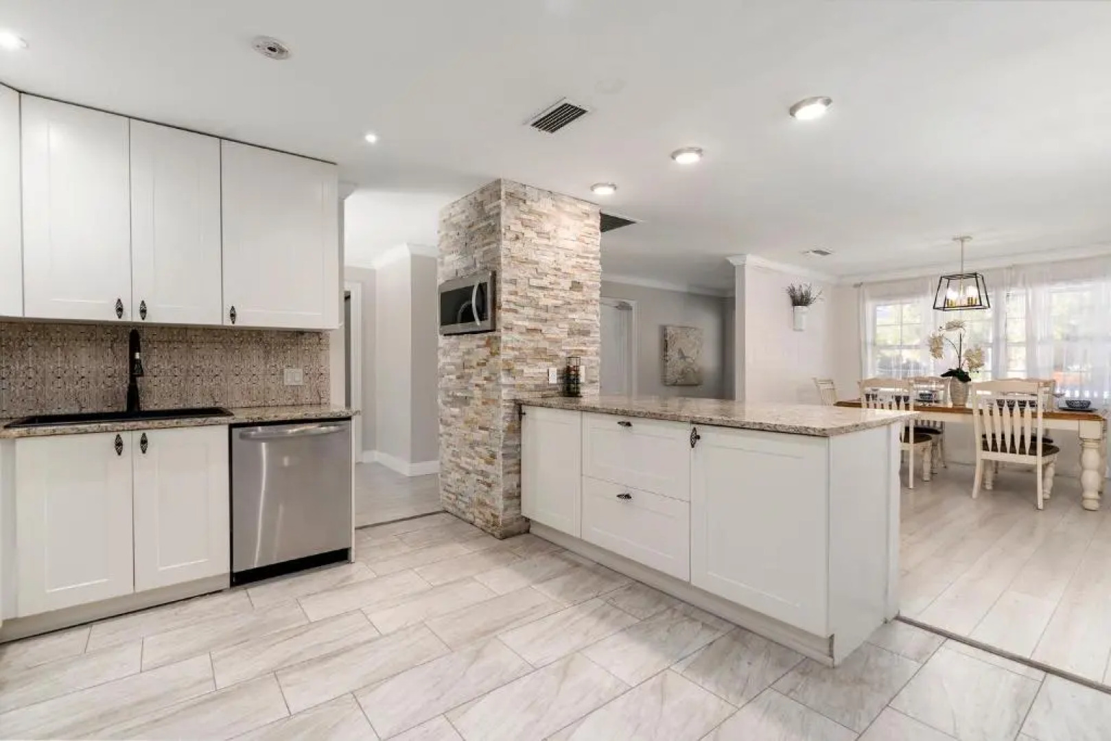 Beautiful home- Private getaway-Heated Pool/Hottub