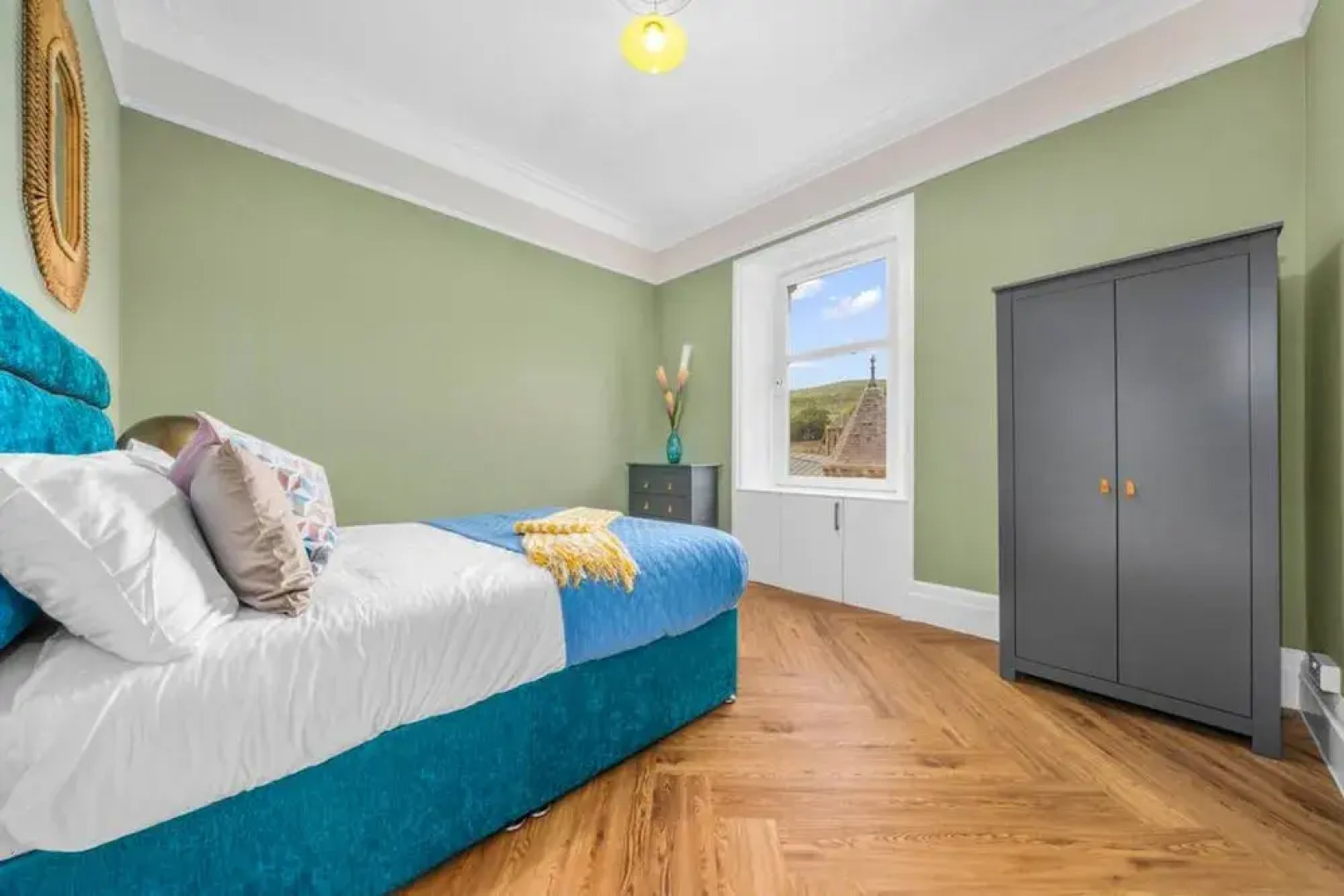 Stylish 4 Bed-town Centre