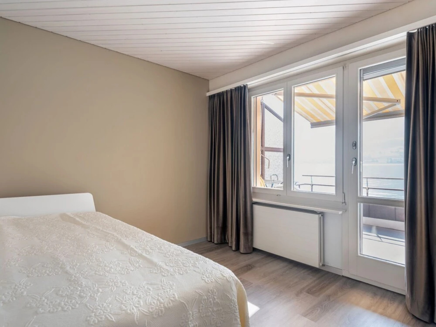 Seestern am See mit Motorboot Ennetb Rgen