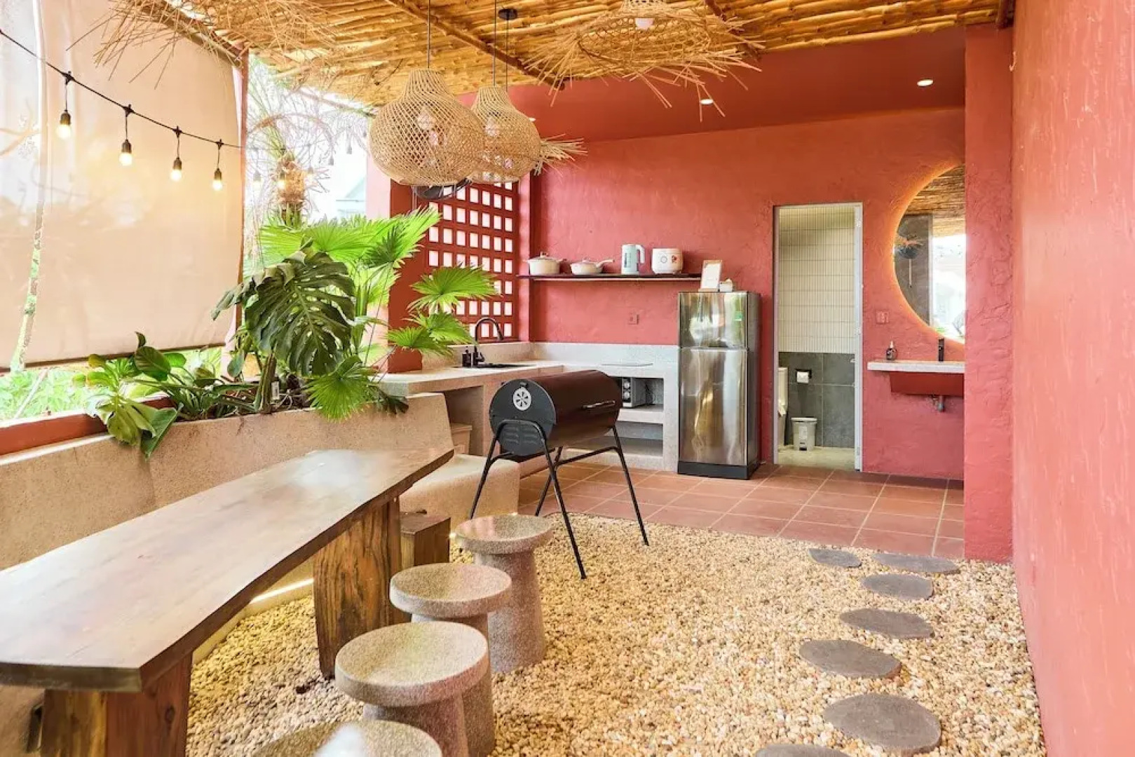 Kin Wander Tan Phong, The Moonage