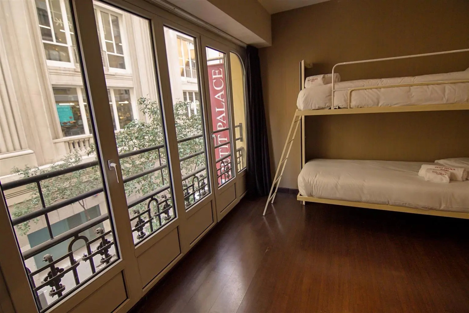 Отель Petit Palace Triball