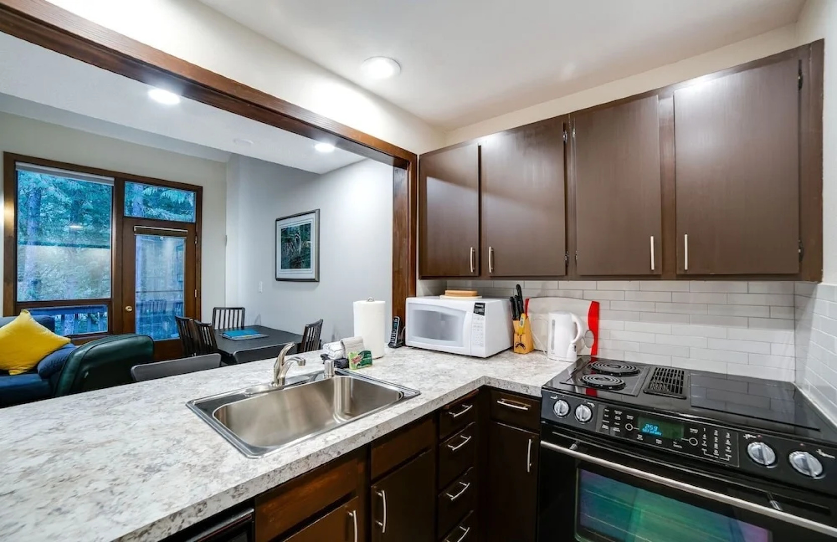 68sw - Fireplace - Washer/dryer - Dishwasher- Sleeps 4 2 Bedroom Home by RedAwning