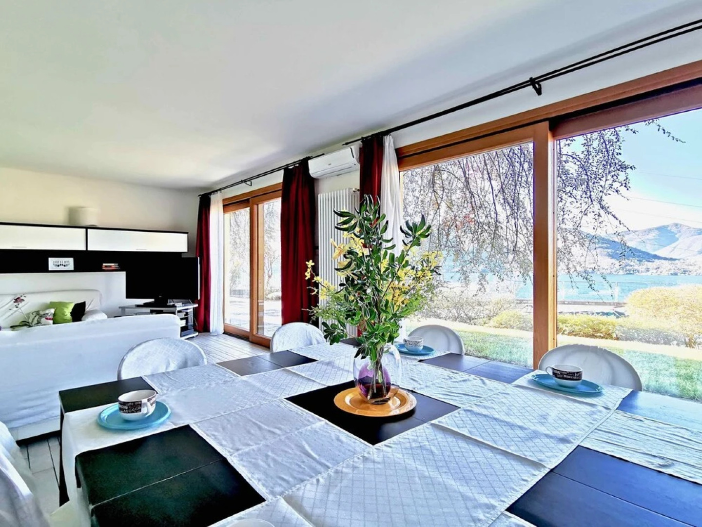 Sumptuous and panoramic Lake Como villa.
