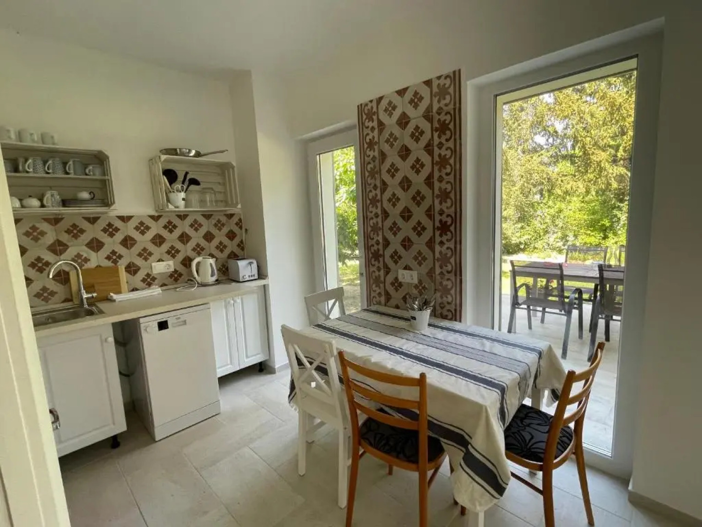 Lombliget Velence Vendégház