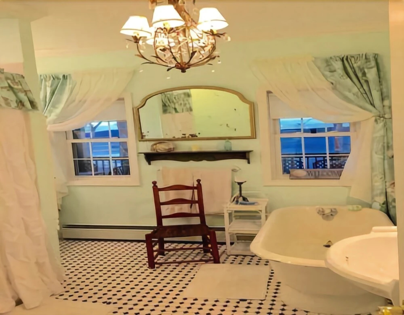 Clamshell by the Sea - Six Bedroom Home