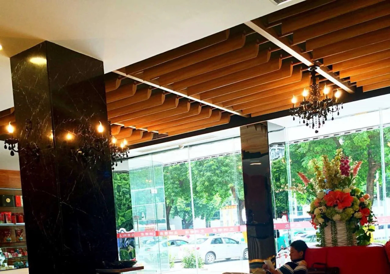 Lizhou Hotel (Gongbei Port Light Rail Station)