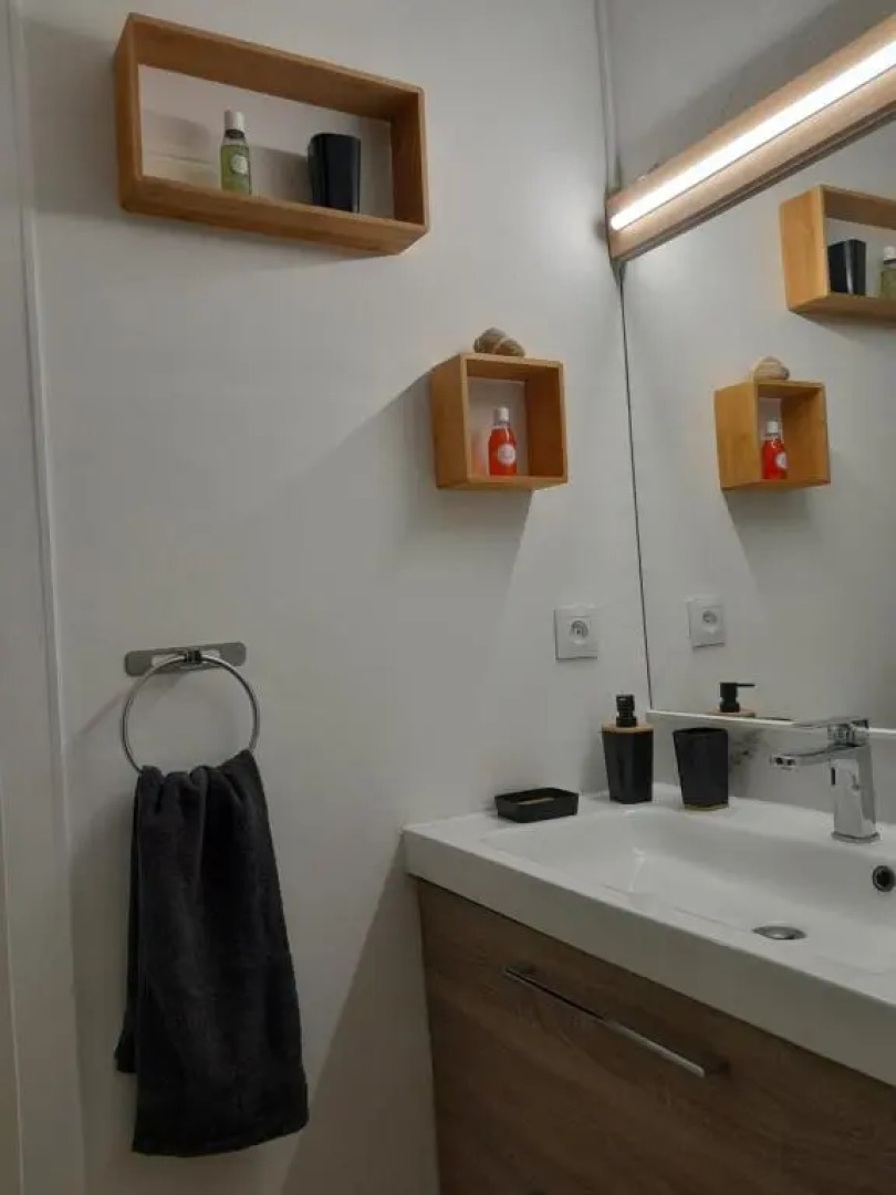 Joli 2 pièces sur le port avec piscine, terrasse, parking