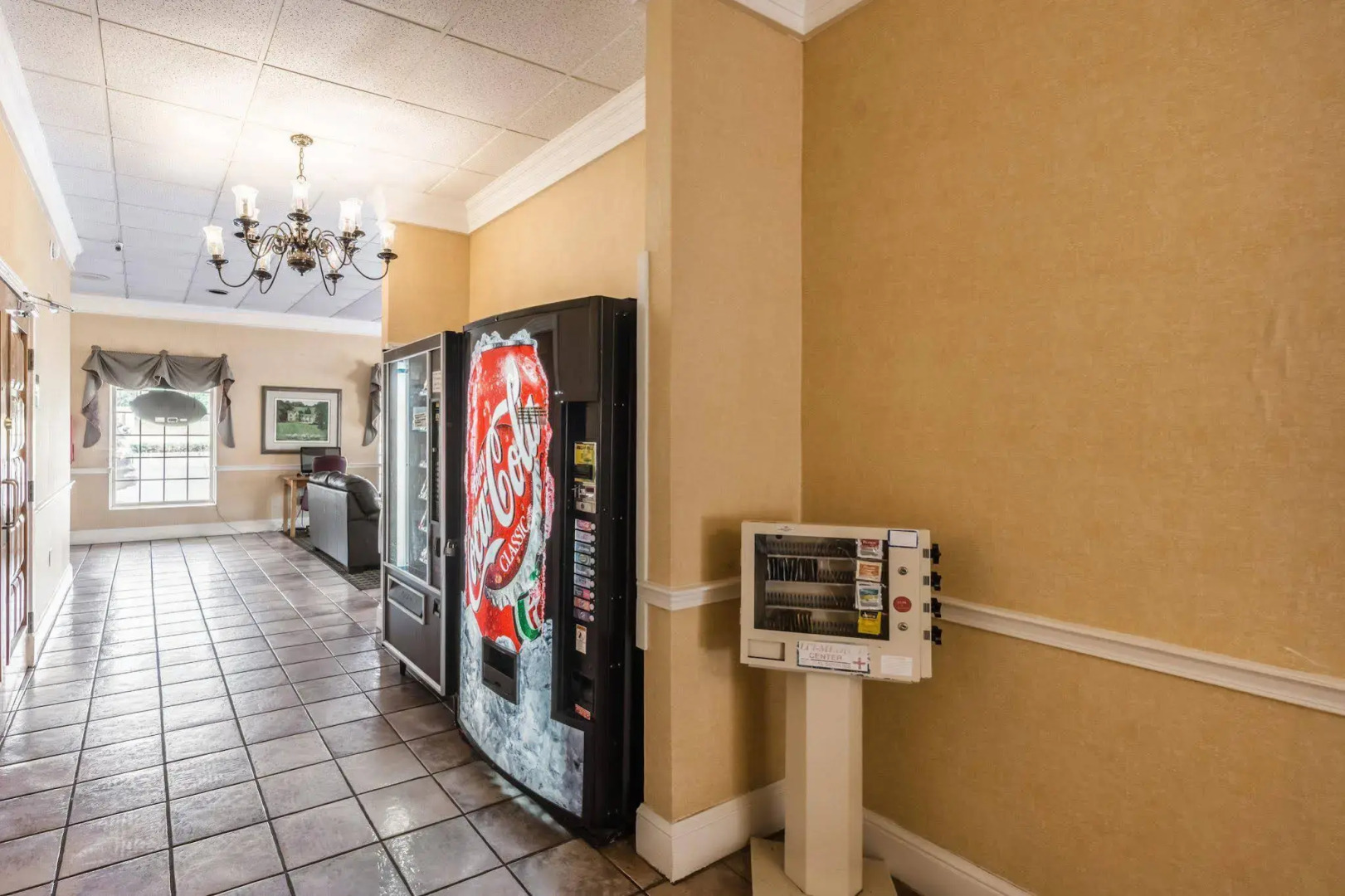 Econo Lodge Inn & Suites