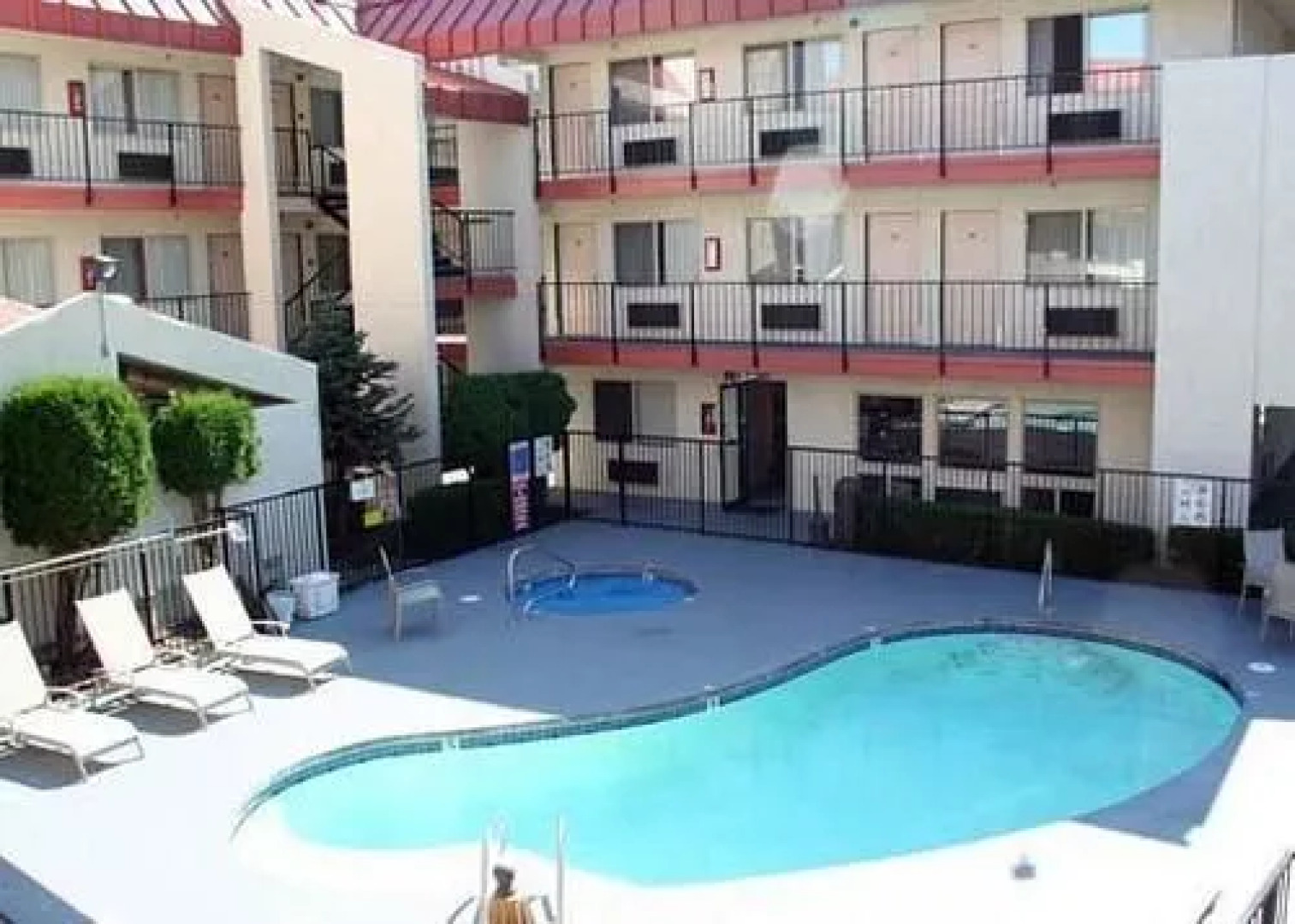 MorningGlory Inn & Suites