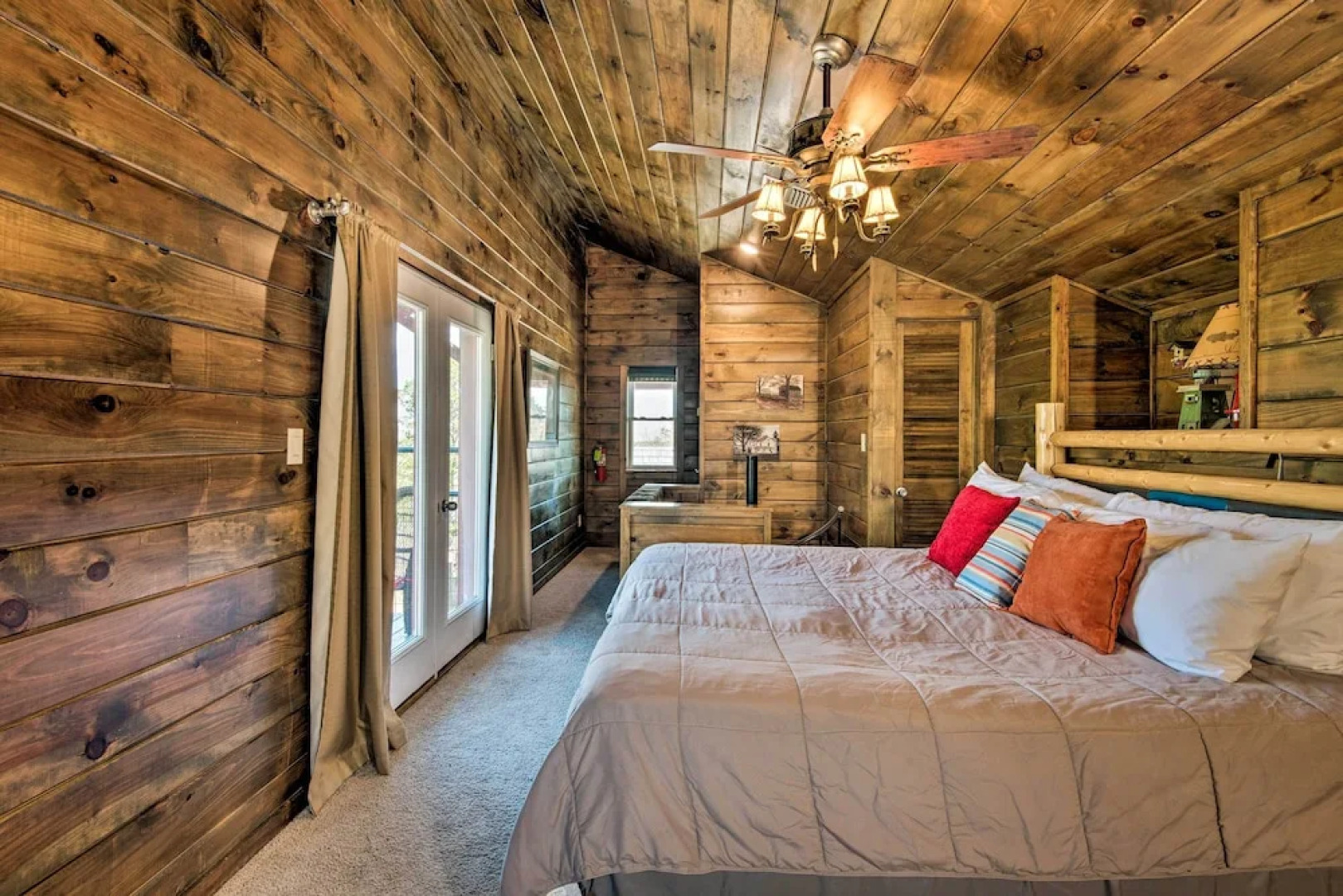 Broken Bow Mountaintop Home w/ Hot Tub!