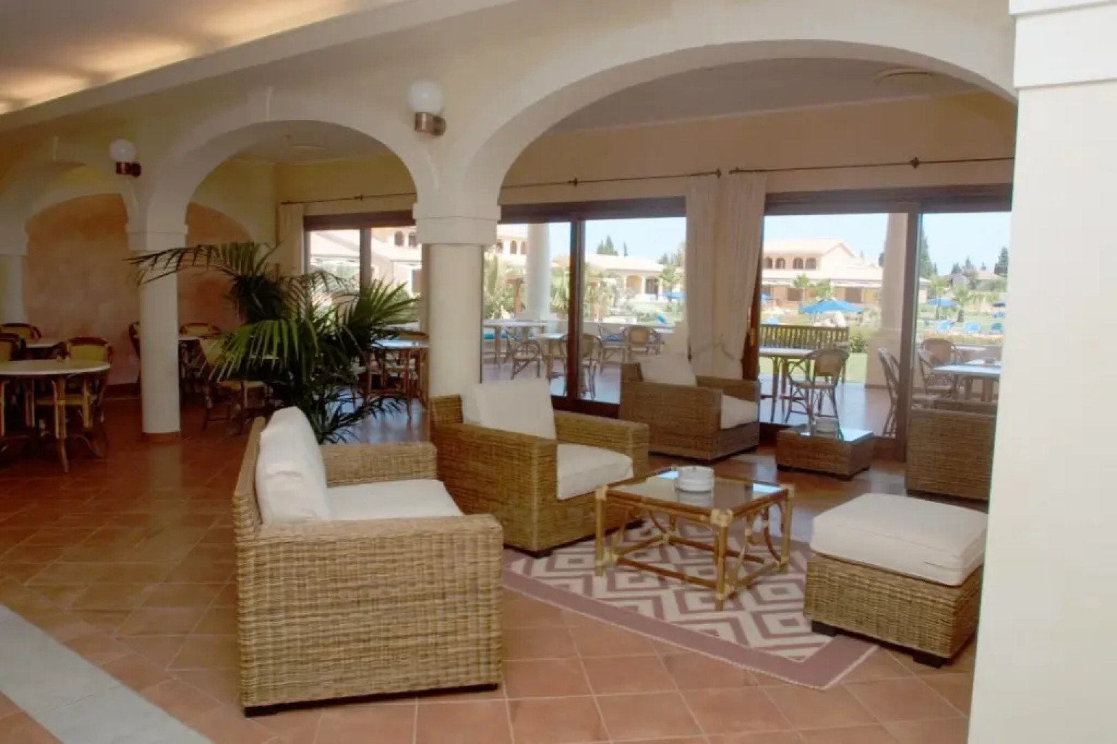 Lantana Resort Hotel & Apartments