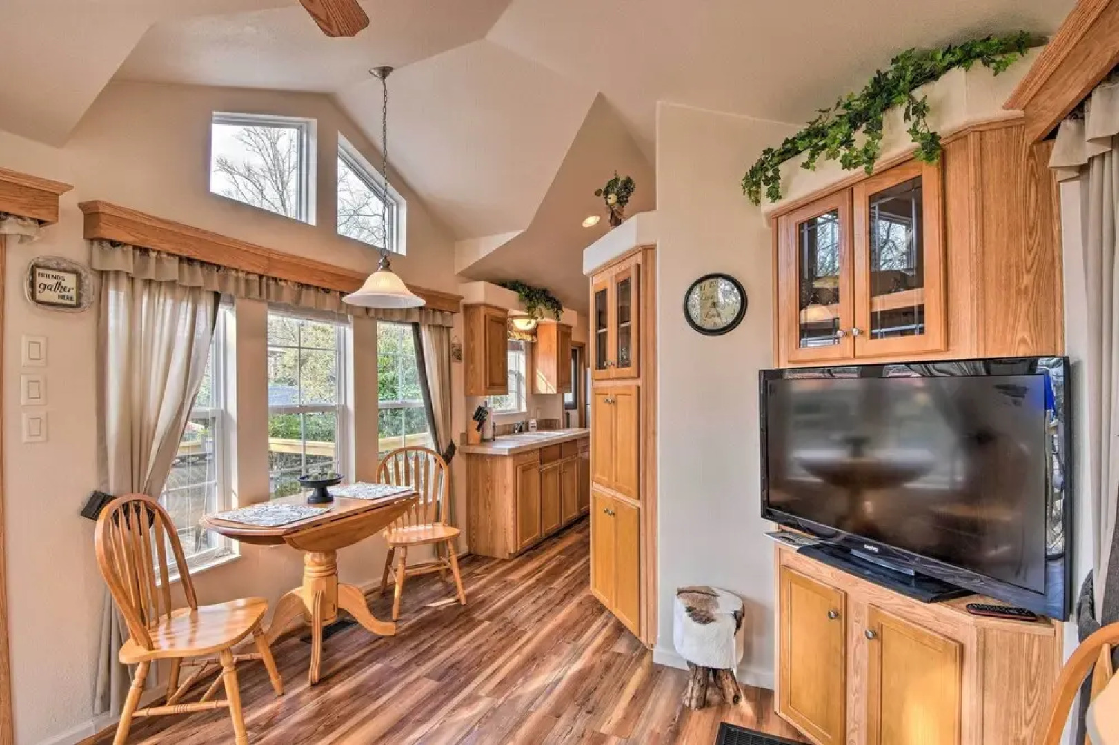 'the Cubs Den' Woodsy Highlands Home: Hike & Ski!