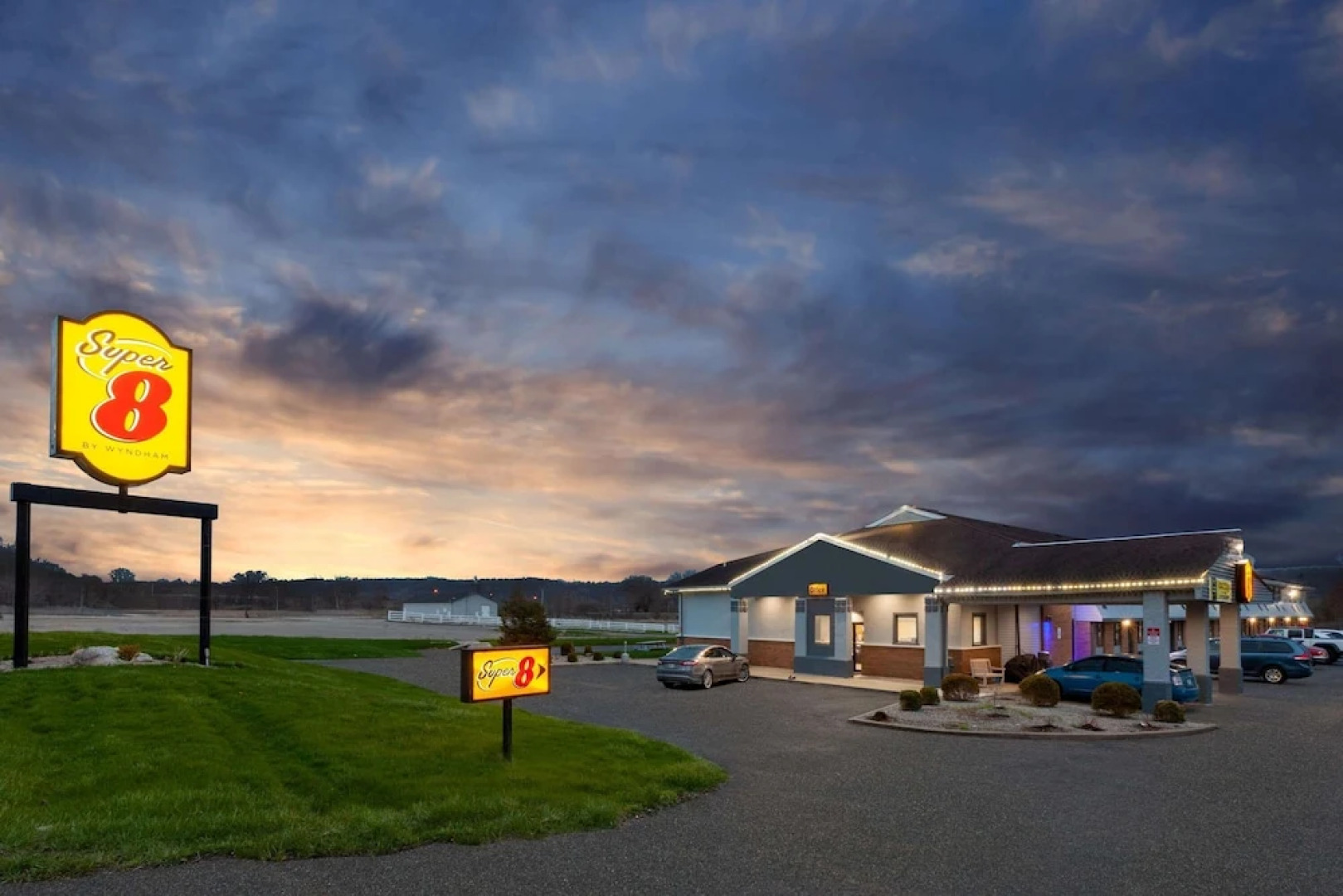 Super 8 Newcomerstown