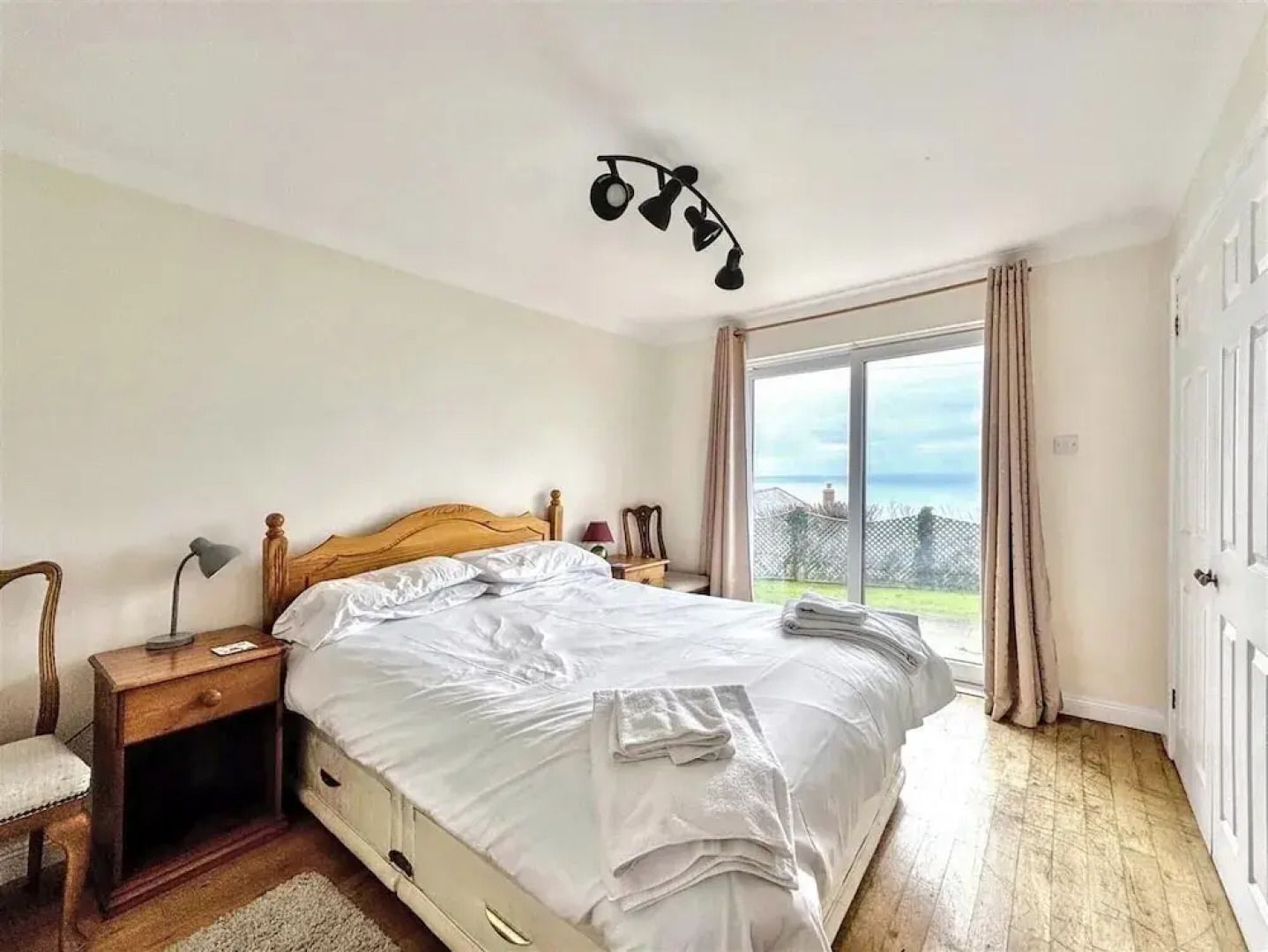 Seaside Escape-sleeps10-family&petfriendly-balcony